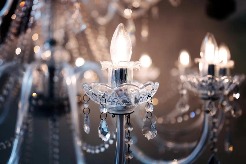 Détail d'un lustre en cristal, bougies électriques allumées